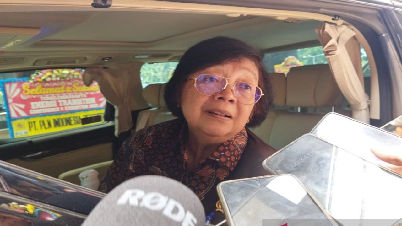 Menteri Lingkungan Hidup dan Kehutanan (LHK) Siti Nurbaya Bakar usai menghadiri pembukaan "Energy Transition Conference & Exhibition" 2023 di Jakarta, Rabu (18/10/2023). ANTARA/Benardy Ferdiansyah
