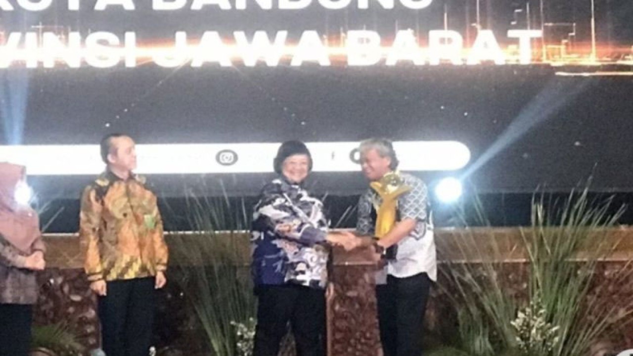 Menteri Lingkungan Hidup dan Kehutanan Siti Nurbaya Bakar menyerahkan penghargaan Program Kampung Iklim (Proklim) dalam puncak acara Festival Iklim 2023 di Jakarta, Selasa (24/10/2023). ANTARA/HO-PPID DKI Jakarta