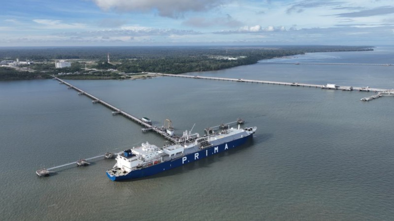 Kargo LNG pertama dari Kilang Tangguh Train 3, Papua Barat, berlayar menuju fasilitas regasifikasi PT PLN (Persero) di Arun, Aceh. ANTARA/HO-SKK Migas