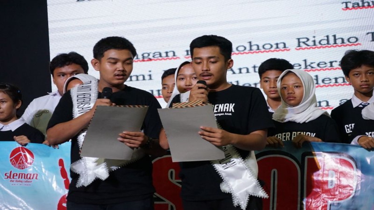 Duta Anti Kekerasan Anak di Jalanan membacakan komitmen untuk senantiasa mendukung pencegahan kekerasan yang melibatkan anak dan peserta didik di jalanan pada uncak kegiatan Geber Penak di Sleman, Selasa (31/10/2023). ANTARA/HO-Dinas Kominfo Sleman