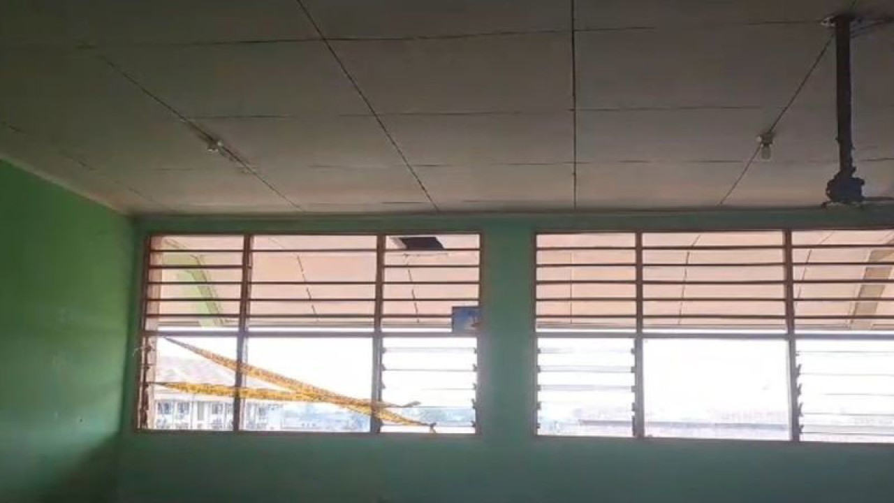 Kondisi jendela jebol (ujung kiri) yang membuat seorang siswa siswa SMP 132 di Cengkareng, Jakarta Barat terjatuh dari lantai empat pada Senin (9/10/2023). ANTARA/ Risky Syukur