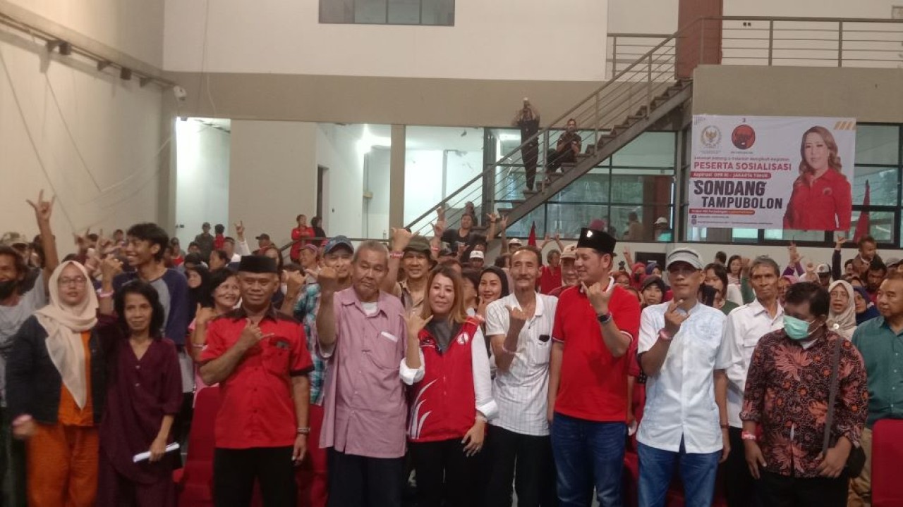 Anggota Komisi VI DPR RI dari Fraksi PDI Perjuangan Sondang Tampubolon tak kenal lelah melakukan konsolidasi internal tim pemenangan PDI Perjuangan di Cipinang Cempedak, Jatinegara, Jakarta Timur, pada Selasa (31/10/2023).