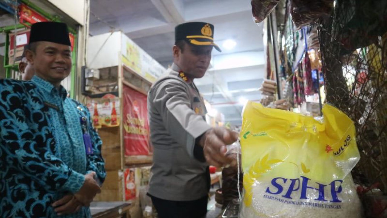 Kapolres Madiun Kota AKBP Agus Dwi dan Kepala Dinas Perdagangan Ansar Rosidi yang tergabung dalam tim Satgas Pangan Kota Madiun, Jawa Timur, memantau ketersediaan dan pasokan bahan pokok di Pasar Besar Madiun, Kamis (26/10/2023). ANTARA/Louis Rika