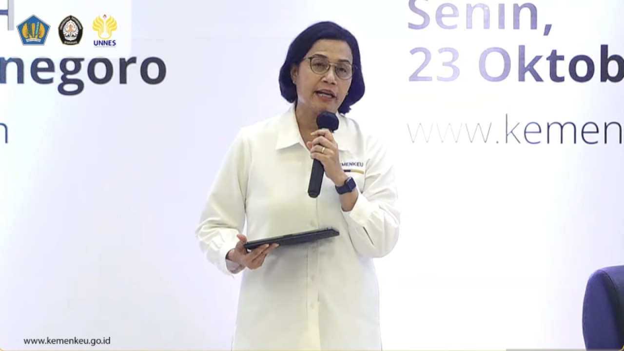Menteri Keuangan Sri Mulyani Indrawati memberikan kuliah umum di Universitas Diponegoro yang dipantau secara daring di Jakarta, Senin (23/10/2023). (ANTARA/Imamatul Silfia)