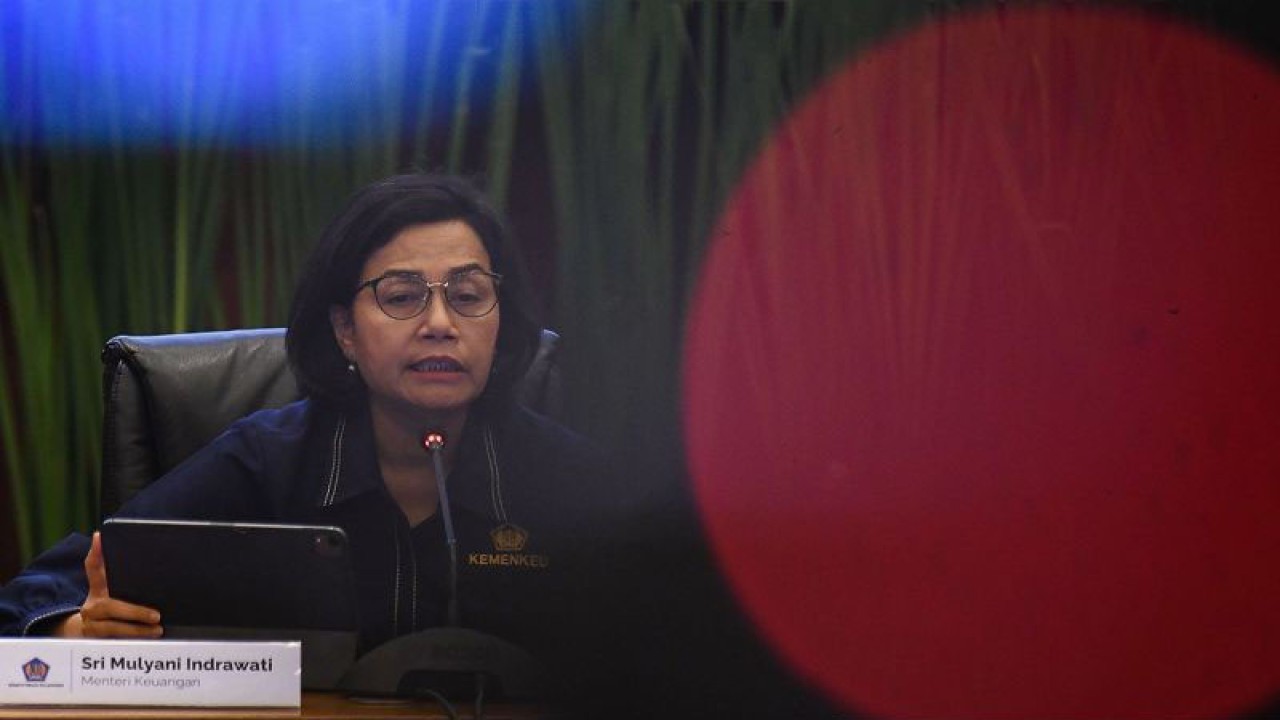 Menteri Keuangan (Menkeu) Sri Mulyani menyampaikan paparan dalam konferensi pers APBN KiTa di Gedung Kemenkeu, Jakarta, Rabu (25/10/2023). ANTARA FOTO/Aditya Pradana Putra/Spt/am