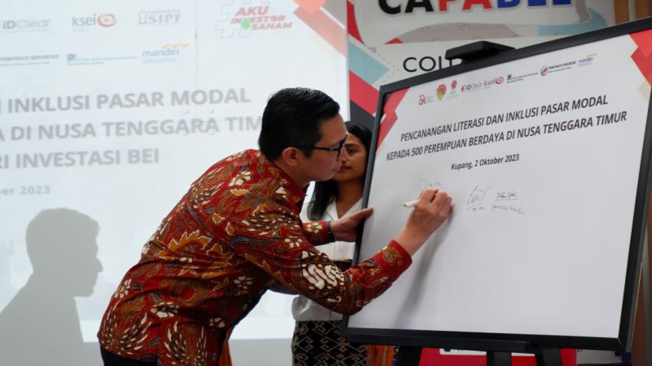 Direktur BEI Jeffrey Hendrik membubuhkan tanda tangan dalam pencanangan Literasi dan Inklusi Pasar Modal bagi 500 perempuan berdaya di NTT, di Kantor OJK NTT, Kupang, NTT, Senin (2/10/2023). (ANTARA/Fransiska Mariana Nuka)