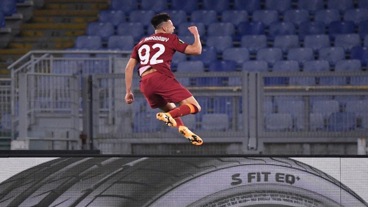 Penyerang sayap AS Roma Stephan El Shaarawy merayakan golnya ke gawang Shakhtar Donetsk dalam pertandingan leg pertama 16 besar Liga Europa di Stadion Olimpico, Roma, Italia, Kamis (11/3/2021) waktu setempat. (ANTARA/REUTERS/Alberto Lingria)