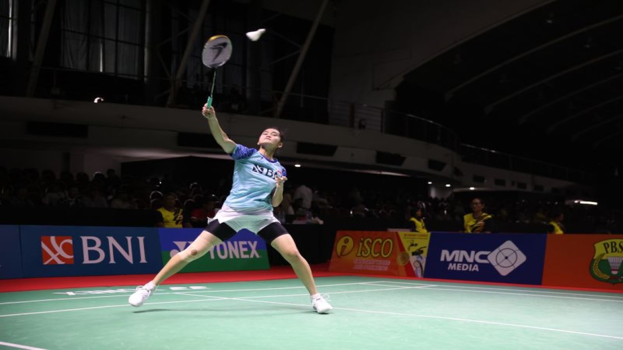 Tunggal putri Stephanie Widjaja memenangi duel sesama wakil Indonesia melawan Ruzana dan mengamankan tiket ke perempat final turnamen bulu tangkis Indonesia International Challenge 2023 di Surabaya, Kamis. (ANTARA/HO-PP PBSI)