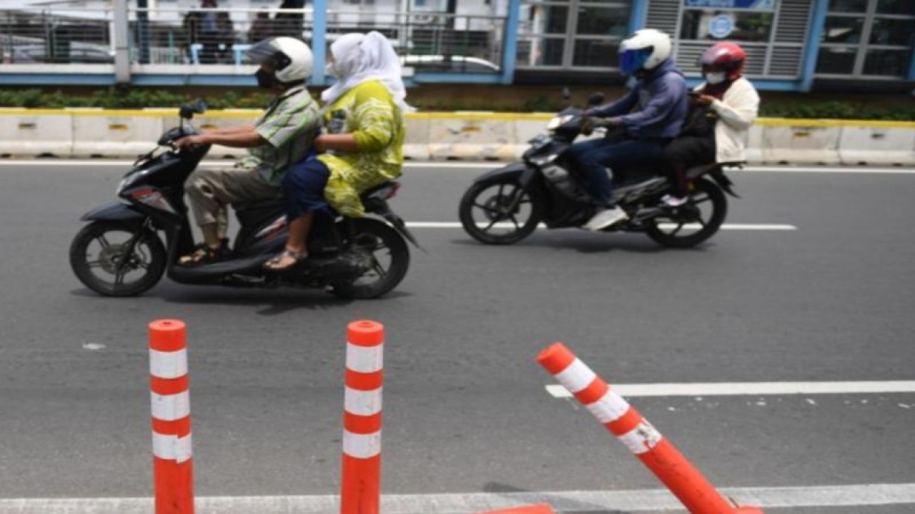 Sejumlah pengendara melintas "stick cone" pembatas jalur sepeda yang rusak di Kawasan Salemba, Jakarta, Rabu (23/11/2022). ANTARA FOTO/Akbar Nugroho Gumay/aww