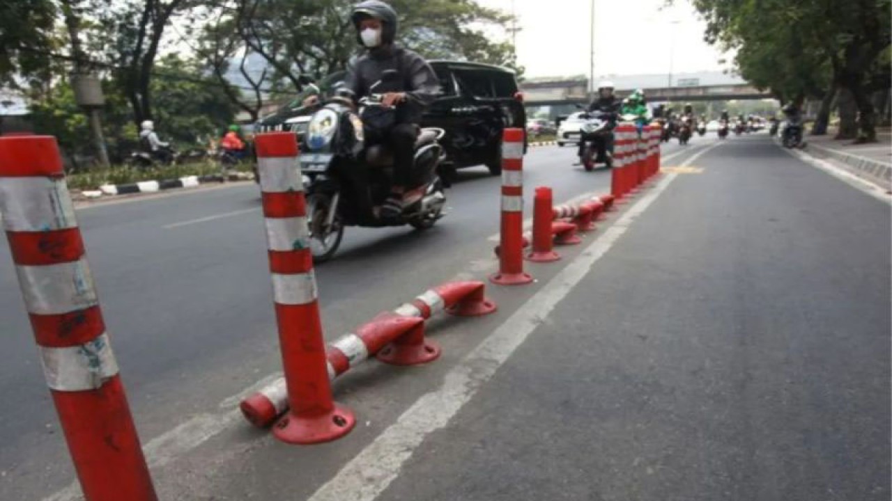 Sejumlah kendaraan melintas disamping pembatas jalur sepeda (stick cone) rusak di kawasan Jalan Penjernihan 1, Jakarta, Rabu (18/10/2023). (ANTARA FOTO/Reno Esnir/foc)