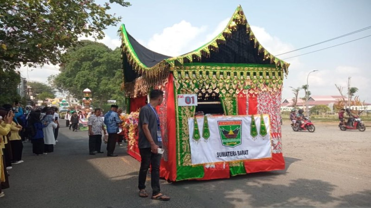 Kendaraan hias dari Provinsi Sumatera Barat saat mengikuti pawai taaruf STQH ke-27 di Provinsi Jambi, Senin (30/10/2023) (ANTARA/Tuyani)