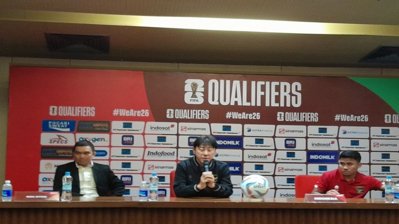 Pelatih tim nasional Indonesia Shin Tae-Yong (tengah) dalam konferensi pers sebelum pertandingan menghadapi Brunei Darussalam pada Kualifikasi Piala Dunia 2026 di Media Center Stadion Gelora Bung Karno, Jakarta, Rabu (11/10/2023). (ANTARA/FAJAR SATRIYO)