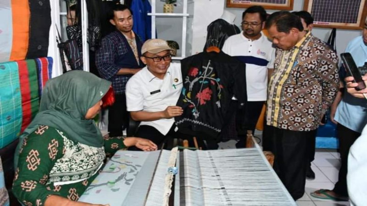Suasana di sentra produksi tenun khas Sulbar, di Mamuju, Minggu (08/10/2023) ANTARA Foto/M Faisal Hanapi