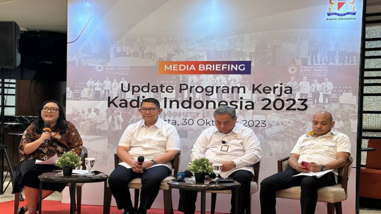 Suasana konferensi pers Update Program Kerja Kadin Indonesia di Menara Kadin, Jakarta, Senin (30/10/2023). ANTARA/Kuntum Riswan.