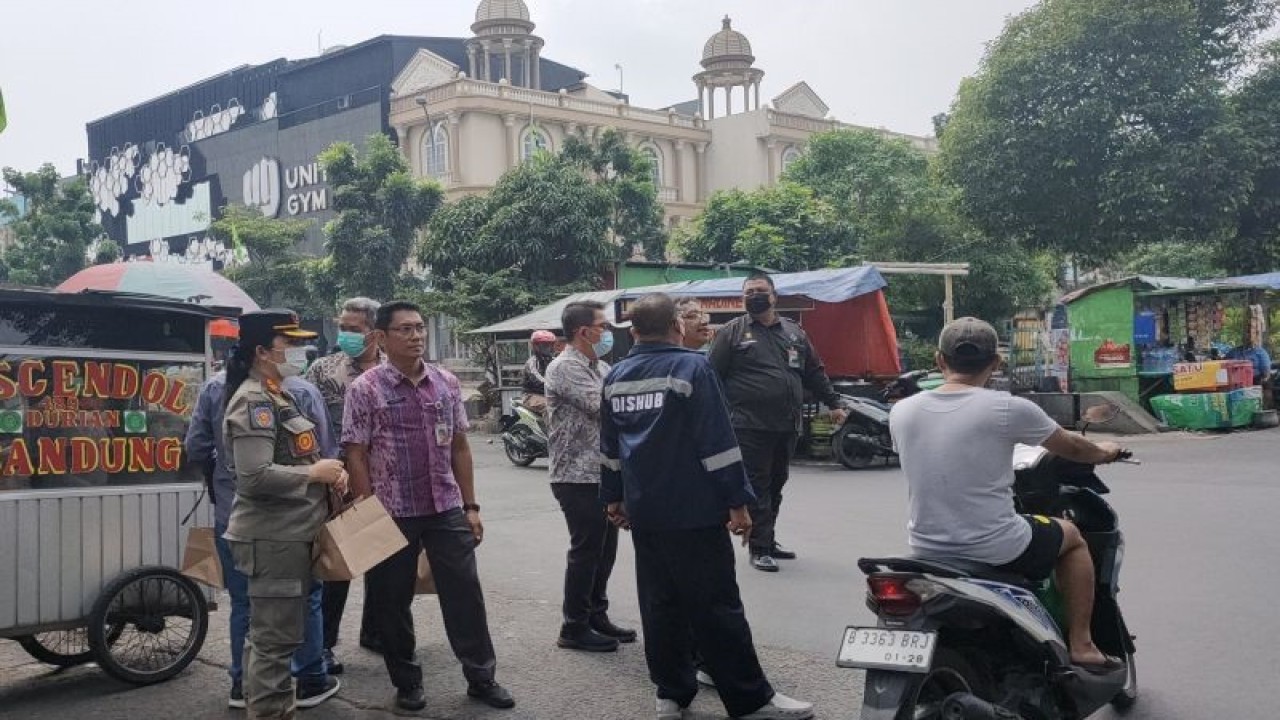 Kepala Seksi Lalu Lintas dan Angkutan Jalan Suku Dinas Perhubungan Jakarta Barat, Indarto (kemeja ungu) bersama pihak lainnya meninjau lalu lintas sekitar RSUD Cengkareng, Cengkareng Timur, Cengkareng, Jakarta Barat, Kamis (27/7/2023). ANTARA/Risky Syukur