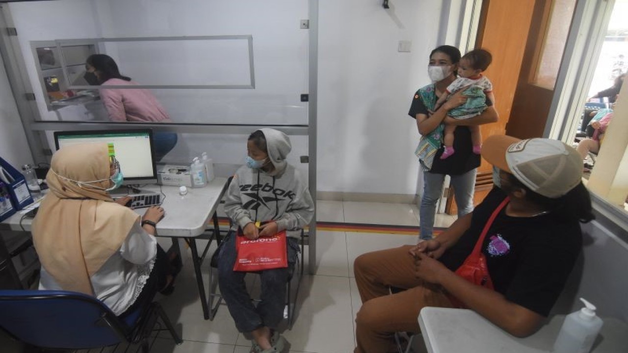 Dokter melakukan pemeriksaan kesehatan terhadap pasien bergejala Infeksi Saluran Pernapasan Akut (ISPA) di Puskesmas Kecamatan Mampang Prapatan, Jakarta Selatan, Jumat (11/8/2023). ANTARA FOTO/Indrianto Eko Suwarso/foc.