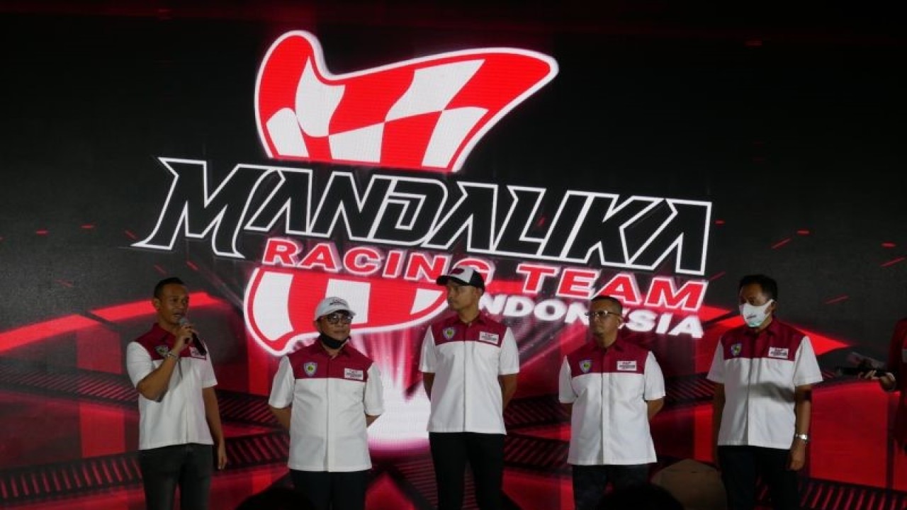 Ketua Mandalika Racing Team Indonesia Muhammad Rapsel Ali (dua dari kiri), pebalap nasional Dimas Ekky Pratama (tengah) dan Direktur MRTI Kemalsyah Nasution (dua dari kanan) di acara peluncuran Mandalika Racing Team di Jakarta, Senin (9/11/2020).(ANTARA/Aditya. E.S. Wicaksono)