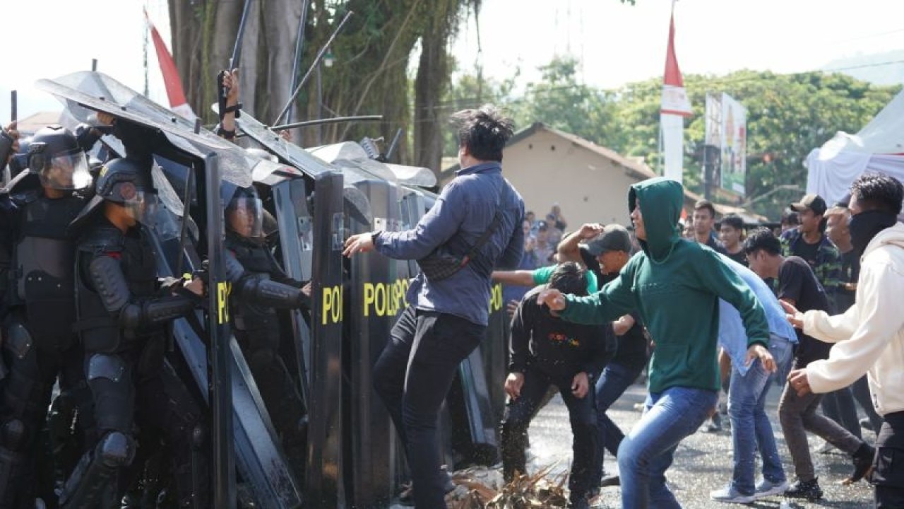 Personel Direktorat Samapta dan Brimob Polda Sulbar memperagakan simulasi penanganan unjuk rasa anarkis pada simulasi pengamanan kota di Mamuju, Rabu (11/10). (ANTARA/HO/Humas Polda Sulbar)