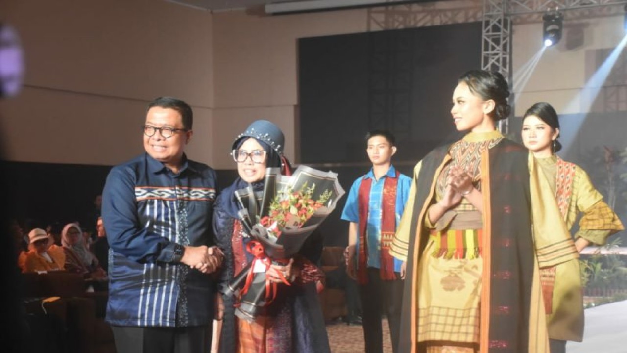 Sekretaris Daerah Provinsi Sulbar Muhammad Idris (kiri) pada festival pesona tenun Sulbar di Mamuju. (ANTARA/HO/Diskominfo Sulbar)