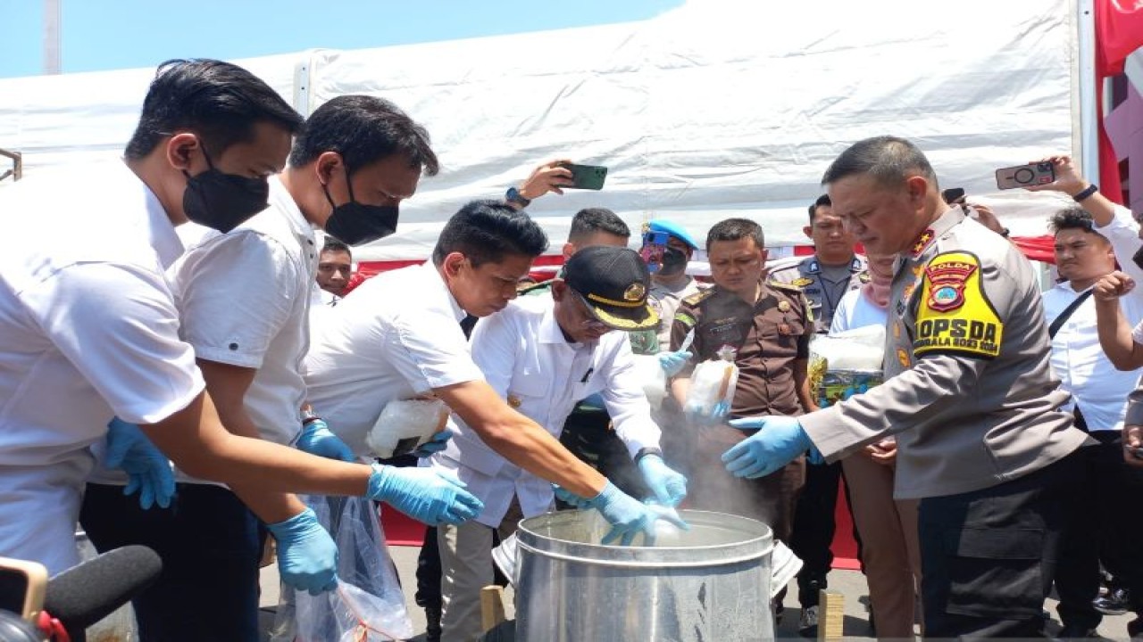 Jajaran Polda Sulteng dan Pemprov Sulteng lakukan pemusnahan barang bukti jenis sabu dengan cara direbus yang berlangsung di Mapolda Sulteng, Rabu (25/10/2023). ANTARA/Kristina Natalia