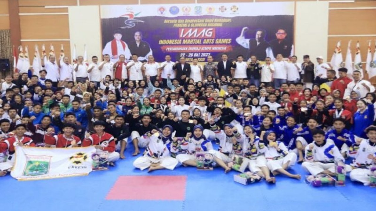Para peserta  Indonesia Martial Art Games (IMAG) 2023 cabor shorinji kempo berfoto bersama dalam acara penutupan yang berlangsung di di Asrama Haji, Bekasi, Minggu (26/10/2023). (ANTARA/HO-KONI Pusat)