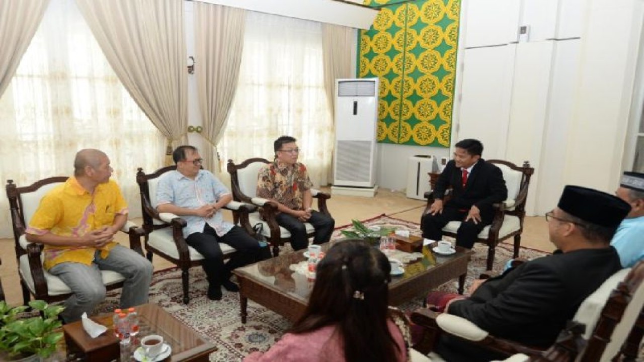 Penjabat Gubernur Sumatera Utara Hassanudin pada acara pelepasan Kontingen Lembaga Pengembangan Tripitaka Gatha Sumut, di Medan, Senin. (ANTARA/HO-Humas Pemprov Sumut)