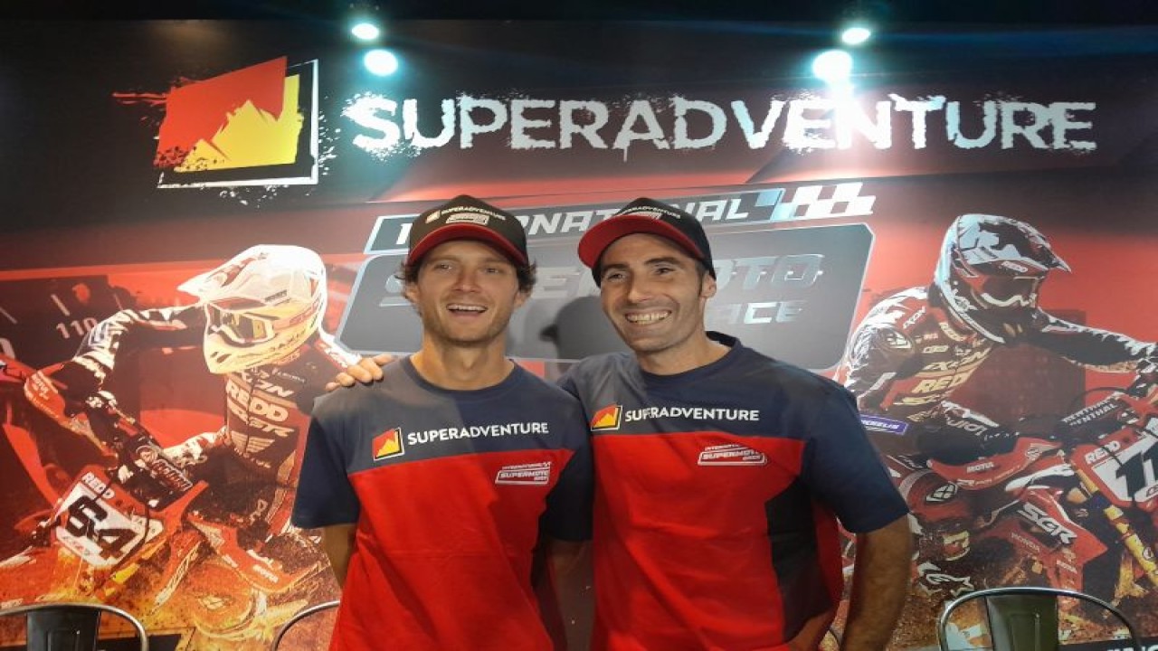 Duo pembalap asal Perancis Germain Vincenot dan Sylvain Bidart dalam konferensi pers menjelang Kejuaraan Superadventure International Supermoto Race (SISR) Seri Kejurnas 2023 yang berlangsung di Senayan City, Jakarta, Selasa (24/10/2023) (ANTARA/FAJAR SATRIYO)