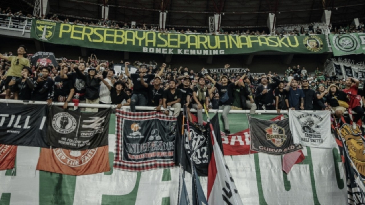 Suporter Bali United bersama Bonek Persebaya