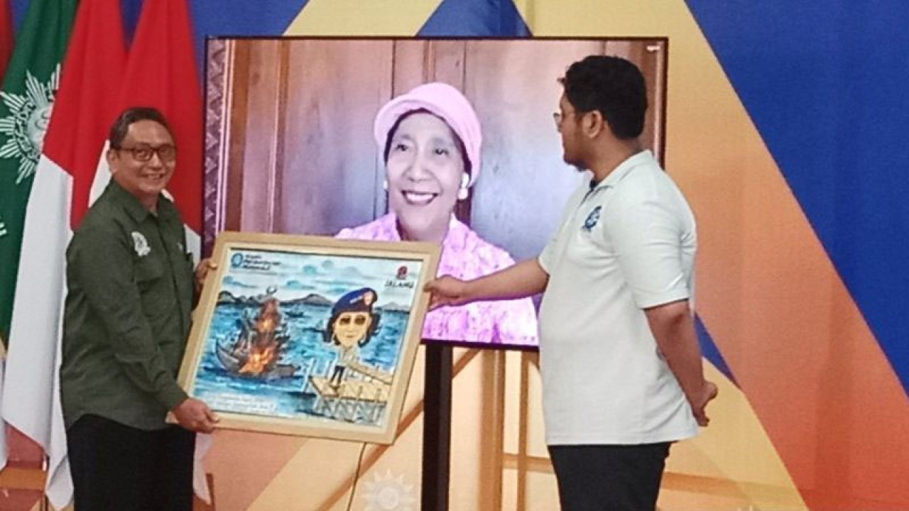 Ketua MPM PP Muhammadiyah Nurul Yamin memberikan lukisan kepada Mantan Menteri Kelautan dan Perikanan Susi Pudjiastuti yang hadir secara daring dalam diskusi bertajuk "Kapling Laut Nasib Nelayan Diombang-ambing Kebijakan Penangkapan Ikan Terukur" di Kantor PP Muhammadiyah, Yogyakarta, Sabtu (14/10/2023) (ANTARA/Luqman Hakim)