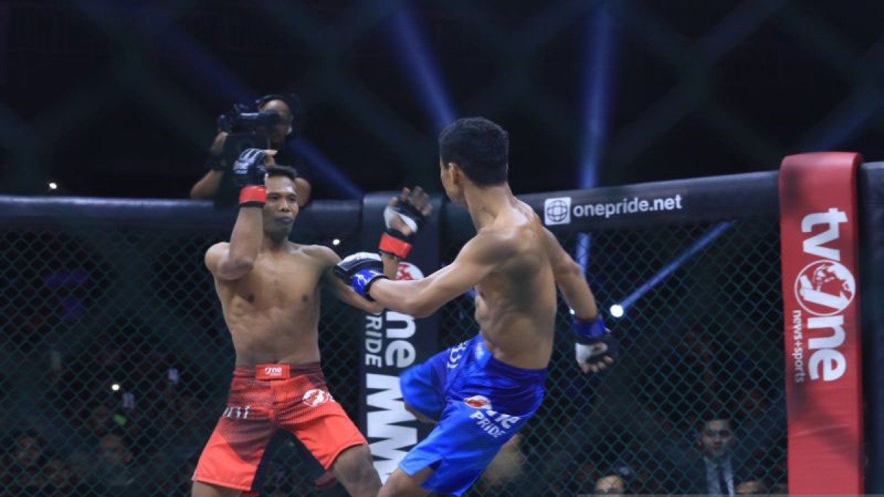 Arsip - Petarung Indonesia Suwardi (kiri) saat berhadapan dengan Jeremia Siregar pada laga title fight kelas flyweight dalam ajang One Pride MMA Night 61 ‘Fight Of Champions’ di Tennis Indoor Senayan, Jakarta (6/8/2022) (ANTARA/HO-One Pride MMA)