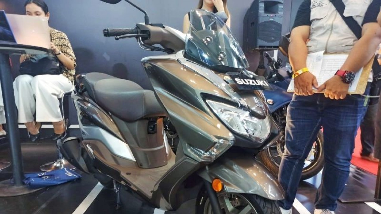 Suzuki Burgman Street 125EX pada ajang IMOS+ 2023. (ANTARA/Chairul Rohman)