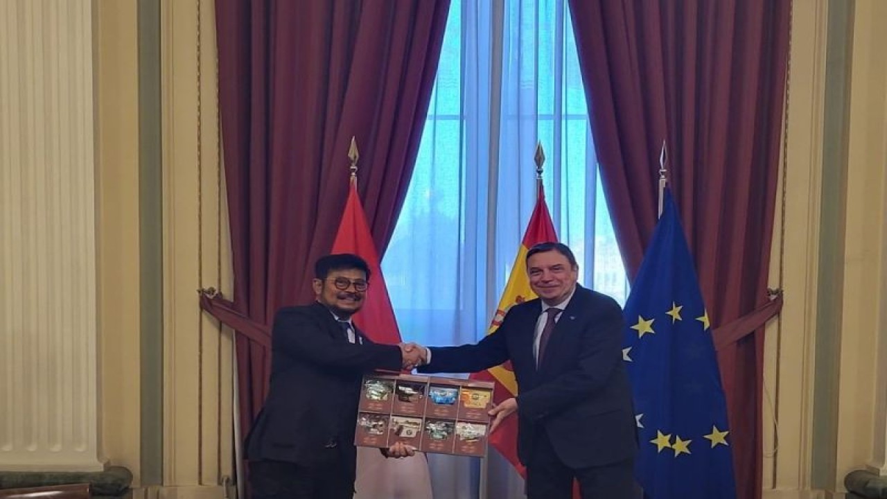 Mentan Syahrul Yasin Limpo (kiri) saat bertemu dengan Mentan Spanyol Luis Planas Puchades (kanan) di Kantor Kementan Spanyol. (ANTARA/HO-Kementan)