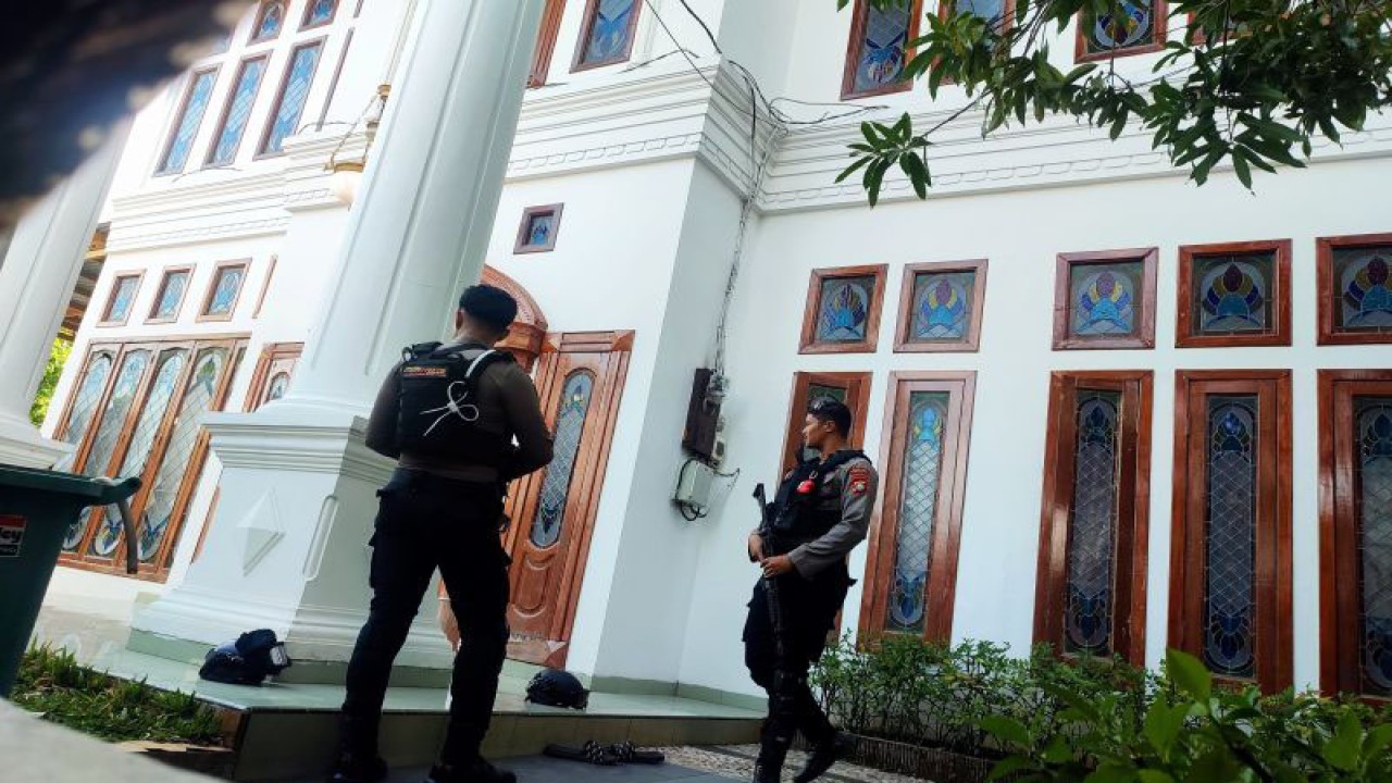 Dua personel kepolisian berjaga-jaga di halaman depan pintu teras rumah Menteri Syahrul Yasin Limpo di Perumahan Bumi Permata Hijau (BPH) Blok C No. 1, Jalan Sultan Alauddin, Kecamatan Rappocini, Makassar, Sulawesi Selatan, Rabu (4/10/2023). ANTARA/Darwin Fatir