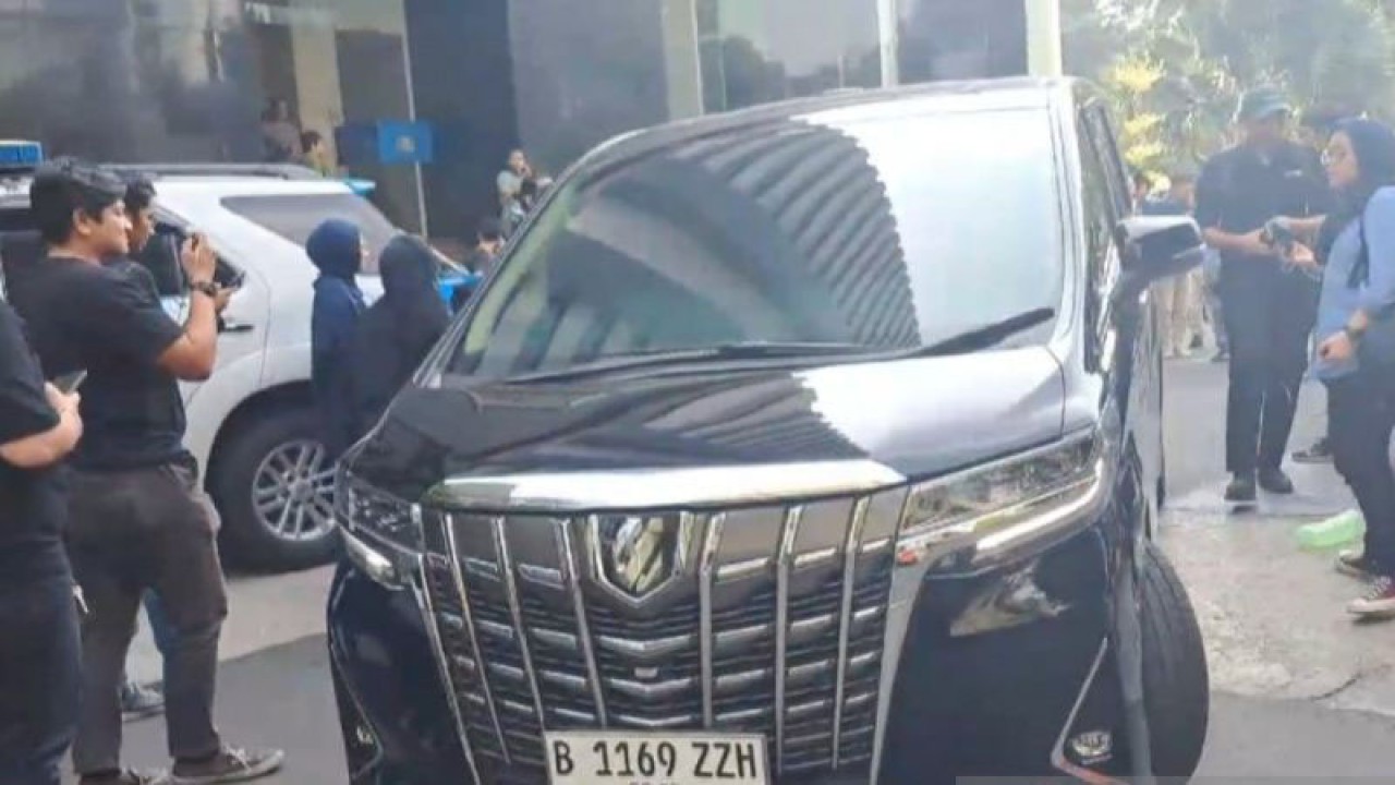 Mobil yang diduga membawa Menteri Pertanian Syahrul Yasin Limpo pergi meninggalkan Polda Metro Jaya, Kamis (5/10/2023. ANTARA/Ilham Kausar