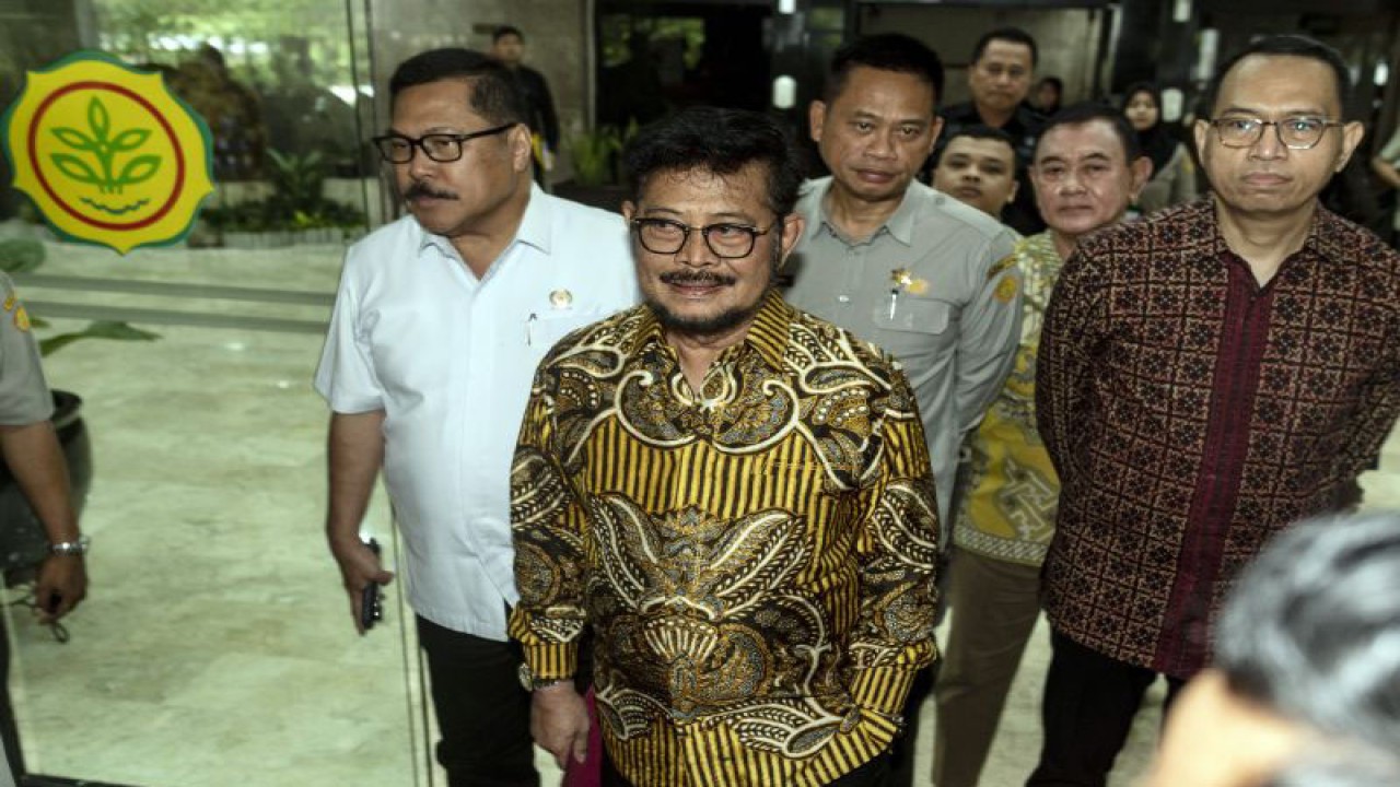 Arsip foto - Menteri Pertanian Syahrul Yasin Limpo (kedua kiri) berjalan keluar usai melakukan pertemuan tertutup dengan jajaranya di Kantor Kementerian Pertanian, Jakarta, Kamis (5/10/2023). ANTARA FOTO/Aprillio Akbar/tom.