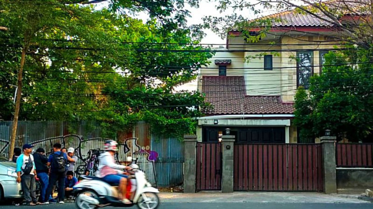Suasana aktivitas di luar kediaman orang tua  mantan Menteri Pertanian Syahrul Yasin Limpo yang menemui ibunya  sedang sakit di Jalan Haji Bau Makassar, Sulawesi Selatan, Rabu (11/10/2023). ANTARA