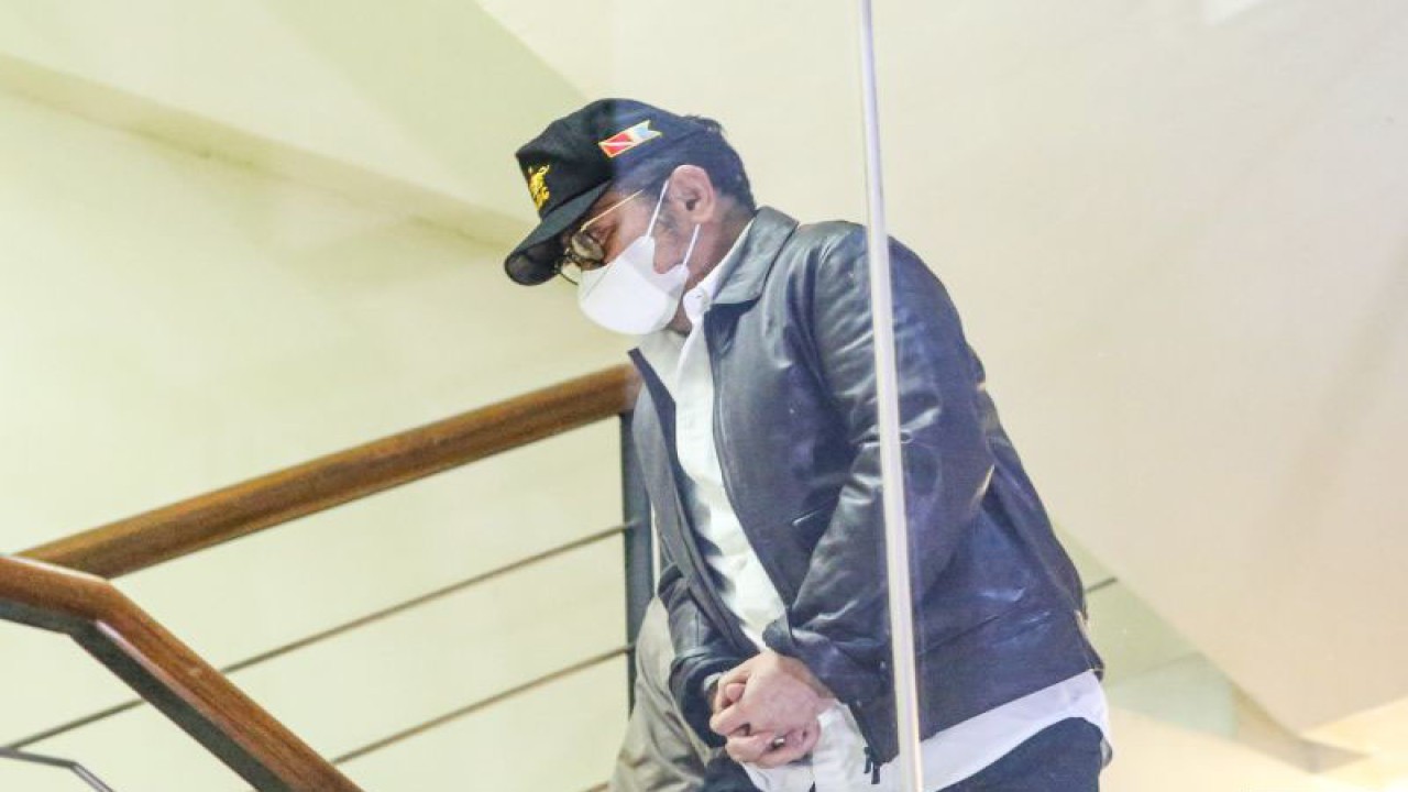 Arsip foto - Tersangka kasus dugaan korupsi di Kementan, Syahrul Yasin Limpo berjalan menuju ruangan untuk menjalani pemeriksaan di Gedung Merah Putih KPK, Jakarta, Kamis (12/10/2023) malam. Mantan Menteri Pertanian tersebut dijemput paksa oleh petugas KPK untuk menjalani pemeriksaan. ANTARA FOTO/Asprilla Dwi Adha/YU