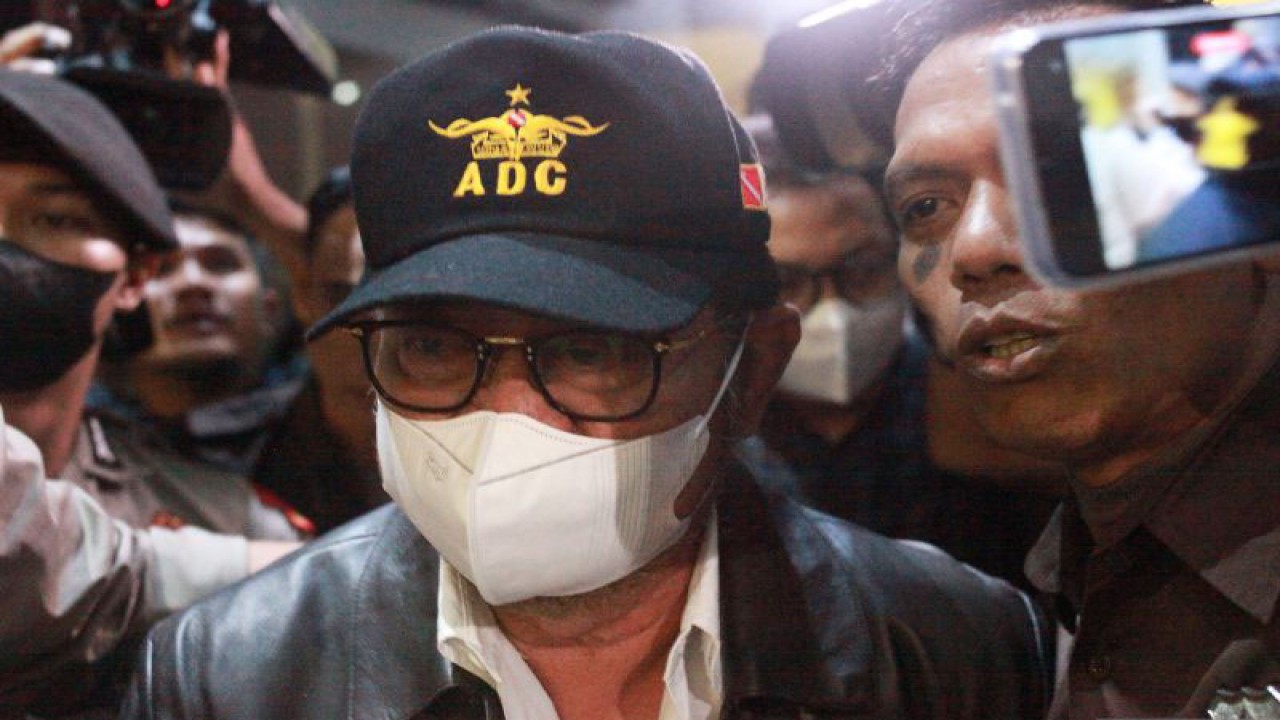 Arsip foto - Tersangka mantan Menteri Pertanian Syahrul Yasin Limpo (tengah) dikawal petugas setibanya di Gedung Merah Putih KPK, Jakarta, Kamis (12/10/2023). Syahrul Yasin Limpo dijemput paksa dari sebuah apartemen oleh tim penyidik KPK terkait kasus dugaan tindak pidana Korupsi di Kementan yaitu pemerasan dengan jabatan, penerimaan gratifikasi, dan Tindak Pidana Pencucian Uang (TPPU) mencapai Rp13,9 miliar. ANTARA FOTO/Reno Esnir/Spt.