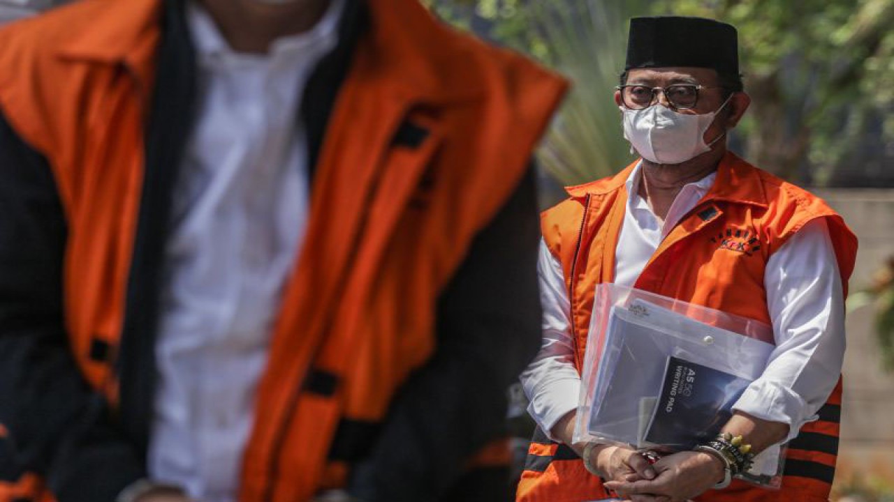 Tersangka kasus dugaan korupsi di Kementerian Pertanian Syahrul Yasin Limpo berjalan menuju ruang pemeriksaan di Gedung Merah Putih KPK, Jakarta, Jumat (20/10/2023). ANTARA FOTO/Fauzan/tom.
