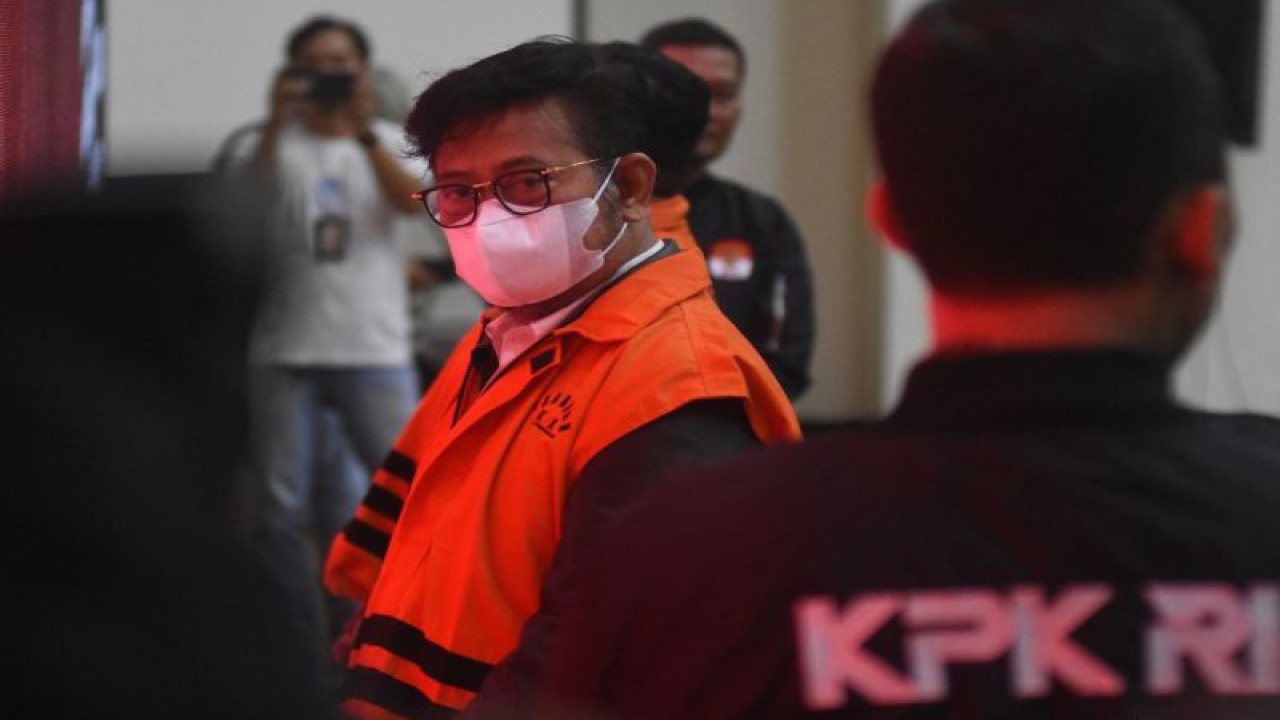 Mantan Menteri Pertanian Syahrul Yasin Limpo mengenakan rompi tahanan KPK saat dihadirkan dalam konferensi pers penahanan dirinya di Gedung Merah Putih KPK, Jakarta, Jumat (13/10/2023). (ANTARA FOTO/Indrianto Eko Suwarso/foc.)