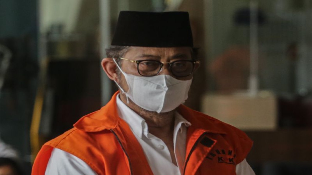 Tersangka kasus dugaan korupsi di Kementerian Pertanian Syahrul Yasin Limpo berjalan menuju ruang pemeriksaan di Gedung Merah Putih KPK, Jakarta, Jumat (20/10/2023). ANTARA FOTO/Fauzan/tom