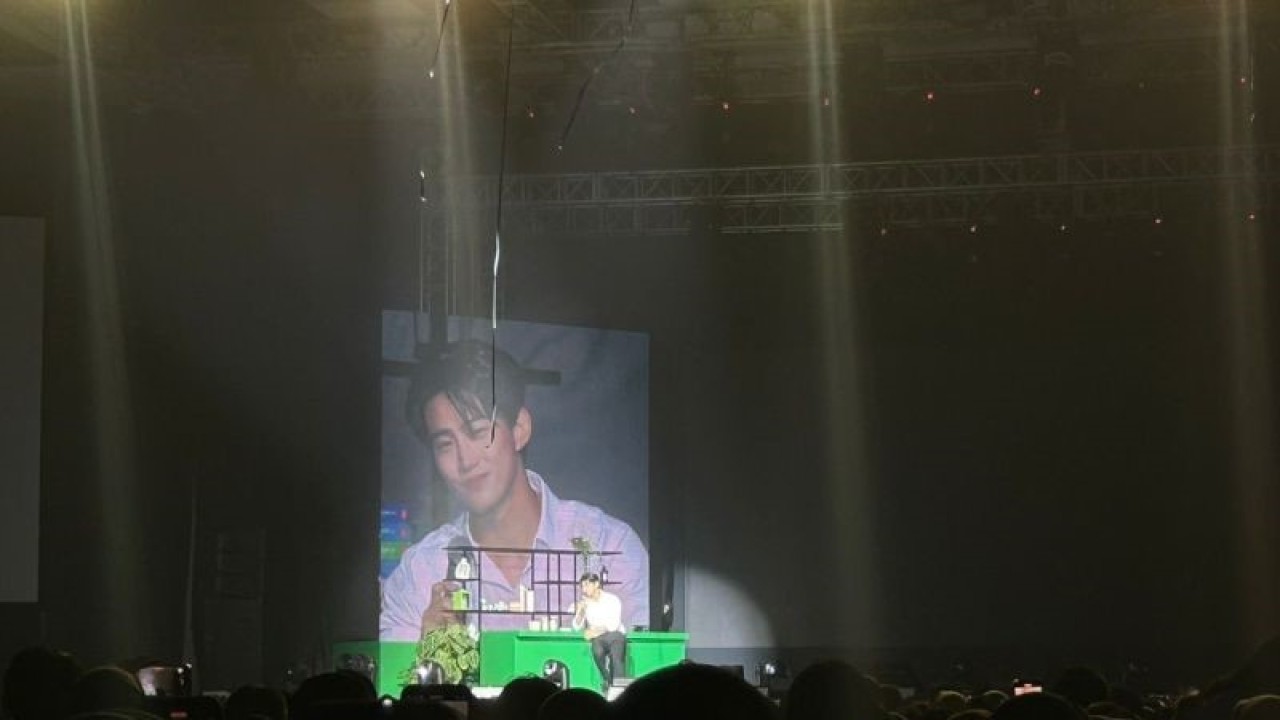 Musisi dan aktor Ok Taecyon saat menyanyikan lagu Tulus berjudul "Hati-Hati di Jalan" dalam acara jumpa penggemar “2023 Ok Taecyeon Asia Fanmeeting: SpecialTY” di The Kasablanka Hall, Jakarta Selatan, Sabtu (21/10). (ANTARA/Vinny Shoffa Salma)