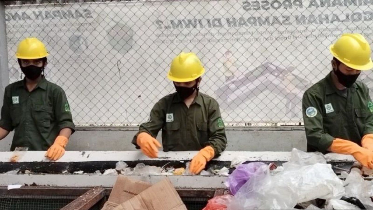 Pengelolaan sampah di Taman Safari Indonesia, Cisarua, Kabupaten Bogor, Jawa Barat, Sabtu (14/10/2023). (ANTARA/M Fikri Setiawan).