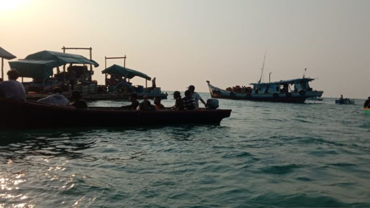 Penertiban ponton tambang liar bijih timah di Pantai Tembelok, Kecamatan Mentok. (ANTARA/HO-Humas Polres Bangka Barat)