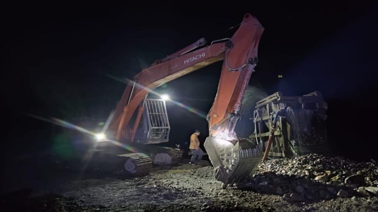 Alat berat di lokasi tambang ilegal di Beutong, Kabupaten Nagan Raya, Aceh. ANTARA/HO-Bidhumas Polda Aceh
