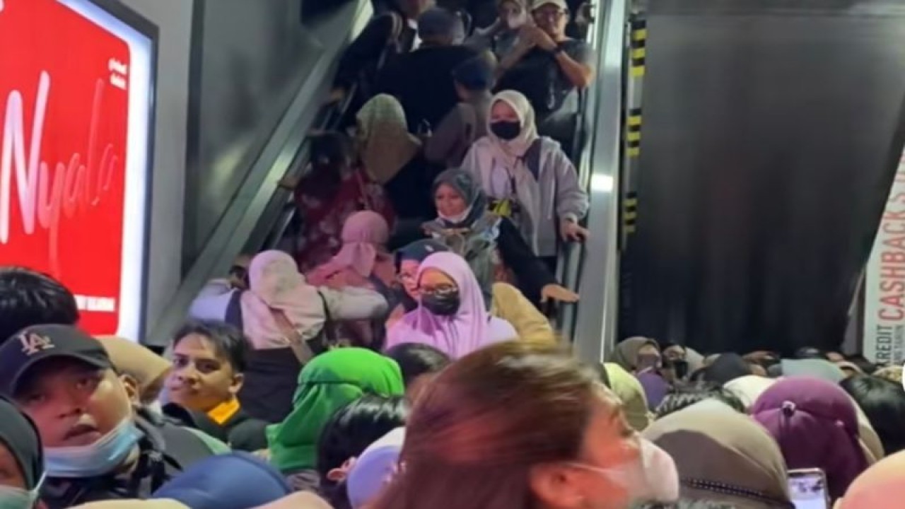 Tangkapan layar penumpukan penumpang di Stasiun Sudirman, Jakarta Pusat, Rabu (11/10/2023). ANTARA/TikTok/@hurttttttttt/Nadia Putri Rahmani