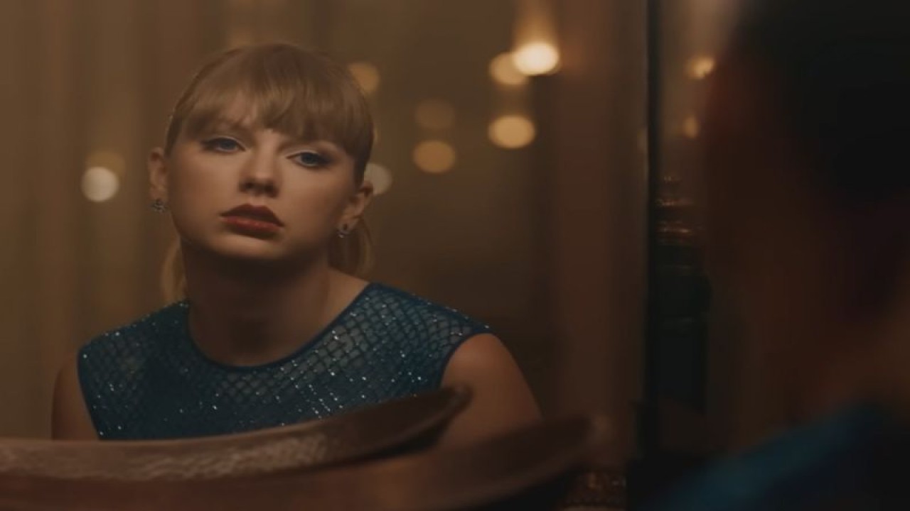 Taylor Swift dalam video lagu "Cruel Summer" di YouTube. (ANTARA/YouTube)