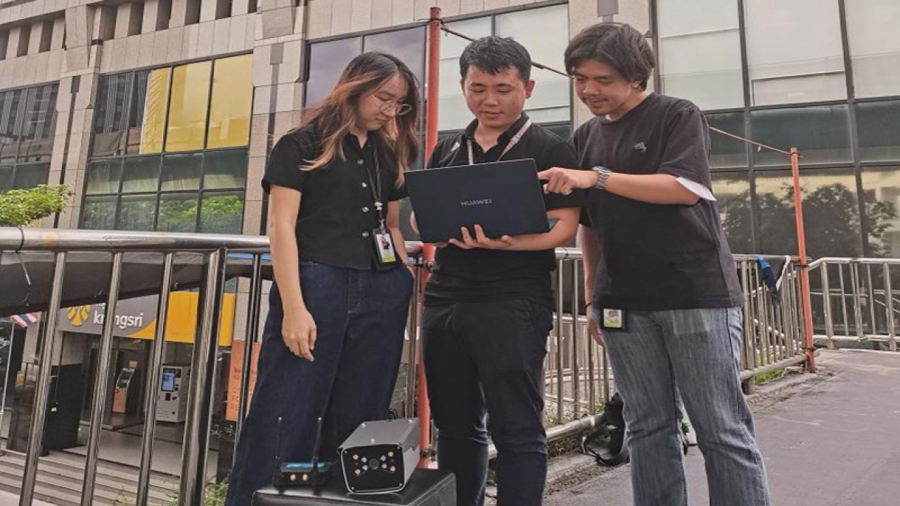 Teknisi Huawei dan AIS saat lakukan pengujian. (ANTARA/HO/Huawei Indonesia)