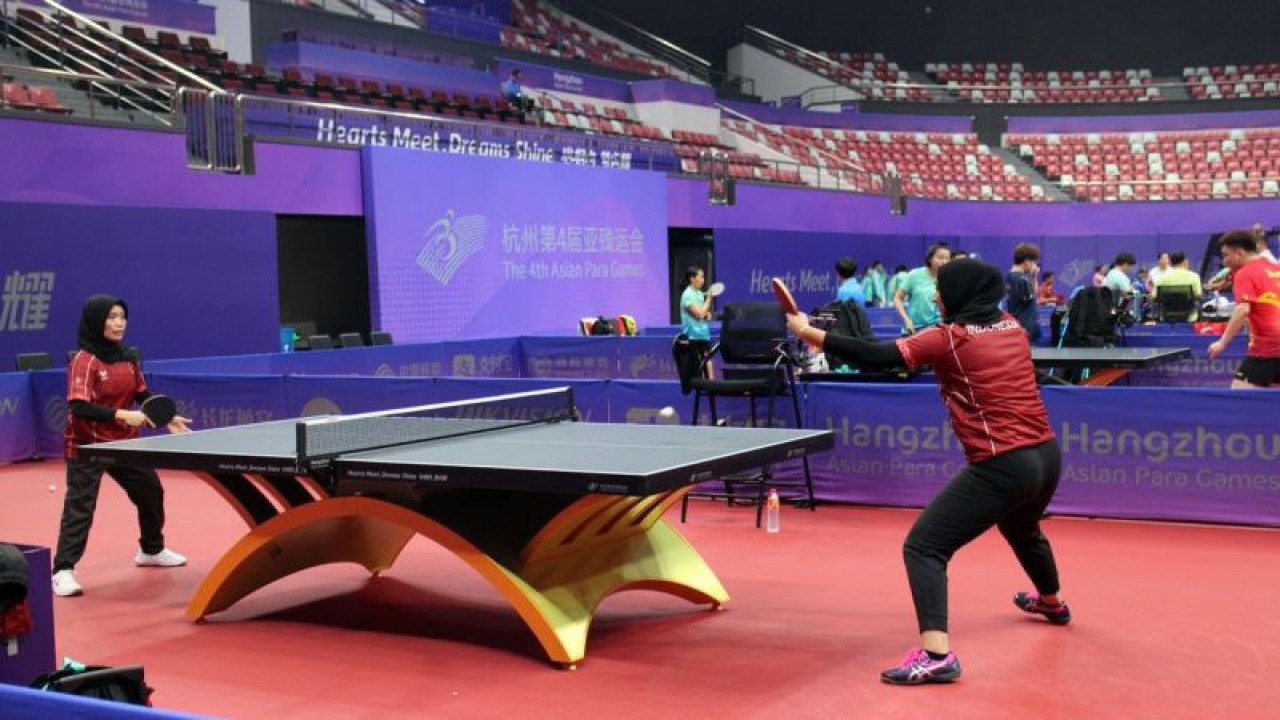 Pemain putri para tenis meja NPC Indonesia Sela Dwi Radayana (kanan) saat ikuti uji lapangan sebelum ikuti Asian Para Games 2023, di Gedung Gongzhou Canal Sport Park Gymnasium Hangzhou China, Rabu (18/10/2023). ANTARA/Bambang Dwi Marwoto.