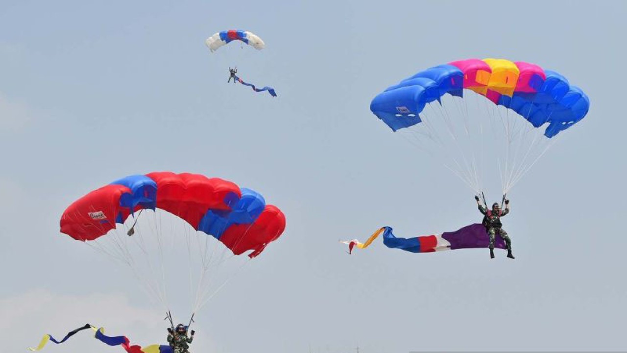 Sejumlah prajurit TNI bersiap melakukan pendaratan saat atraksi terjun payung pada peringatan HUT ke-78 TNI di Lapangan Silang Monumen Nasional (Monas), Gambir, Jakarta, Kamis (5/10/2023). HUT ke-78 TNI mengangkat tema TNI Patriot NKRI: Pengawal Demokrasi untuk Indonesia Maju. ANTARA FOTO/Akbar Nugroho Gumay/aww.